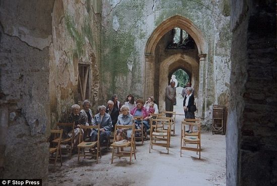 Переосвящение храма в 1992 году, после того, как храм на протяжении лет был оккупирован сатанистами. - 189379.p.jpg