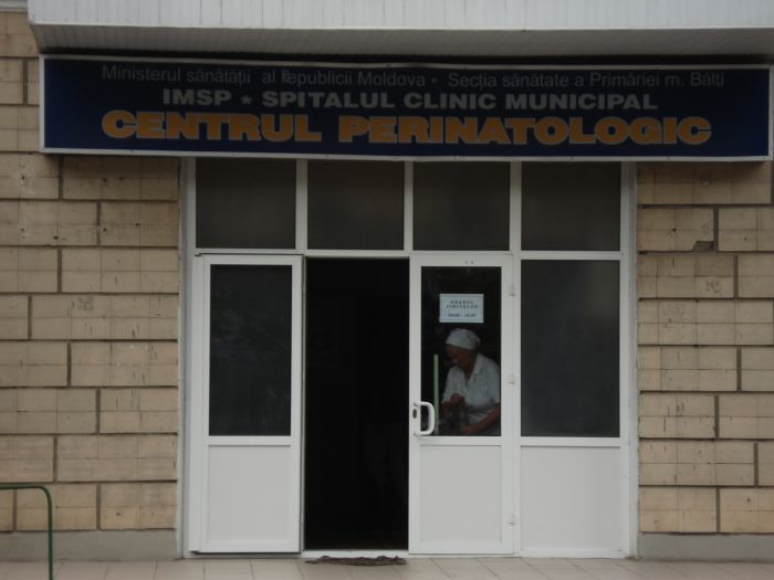 Двери у которых счастливые папаши ожидают свои подарунки - image-209.jpg