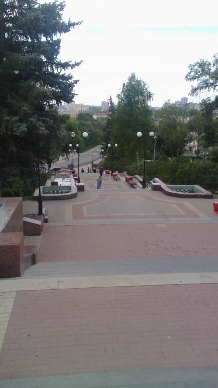 Лестница. По краям вообще должны работать фонтаны,и вода каскадами стекает вдоль всей лестницы,но сегодня не судьба. - IMG_20160913_091100.jpg