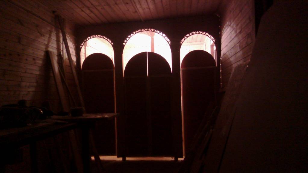 При свете из алтаря.выпиленный узор создаёт приятный эффект - IMG_20160919_195429.jpg