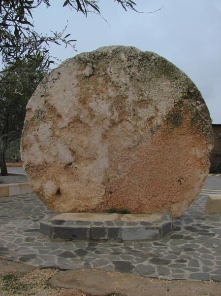 камень, закрывающий вход в пещеру - IMG_0299.jpg