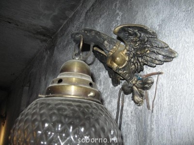 Оригинальный светильник в храме.