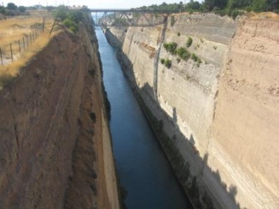 Фото сделано с моста, пересекающего канал, соединяющий Ионическое и Эгейское моря.