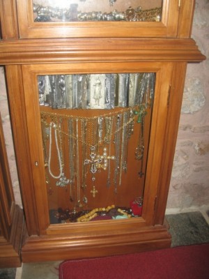 В знак благодарности за исцеления, люди, которым помог святитель Лука, оставляли свои дорогие вещи. Кто-то часы, кто-то кольцо, а кто-то таблички с изображением той части тела, которая была вылечена.