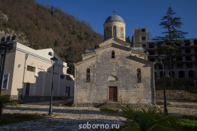 сама церковь закрыта, говорят там перекопали все внутри..изза этого не возможно и заходить, поэтому служили под навесом перед входом в храм!