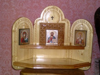 Домашний угловой иконостасик полочка.