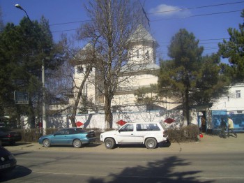 Храм Св.Петра и Павла.храм был построен в начале прошлого века рядом с тюрьмой,для треб заключённых.в советские времена в нем была спортивная школа.восстановлен в начале 90 х.храм процветает,впрочем ,тюрьма тоже...