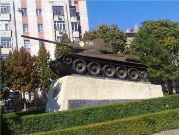 Памятник танк.именно этот танк,в 1944 году освобождая город первым вошёл в него