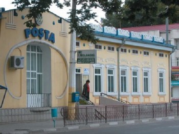 Среди новомодных нагромождений,можно разглядеть ещё одно историческое здание,почтамт.тоже румынской постройки