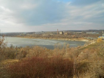 Кирпичное озеро,названо от непосредственной близости от кирпичного завода.сейчас там рыбхоз,и народу вокруг мало.