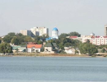 Городское озеро,вид на центр города.хорошо виден собор Св.Константина и Елены