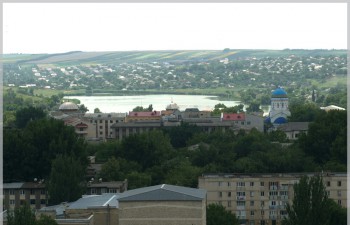 Городское озеро.вдалеке большой район с частным сектором " новые Бельцы"