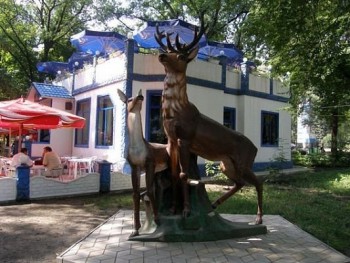 Скульптурная композиция " олени"