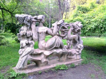 Скульптурная композиция" виноделам дарящим радость"