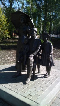 Кстати,эта композиция отражает реальный сюжет.оказывается в начале двадцатого века,на этом месте была фотостудия известного в то время фотографа Леонтия Цаплина.и многие семьи после прогулки в парке старались запечатлеть себя на память