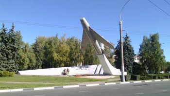 Самолёт,памятник героям- авиаторам.