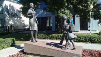 Композиция посвящена учителям