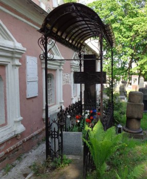 В Донском монастыре осквернили память миллионов Новомучеников 20 века. - 5.JPG