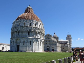 баптистерий, за ним собор, за ним башня