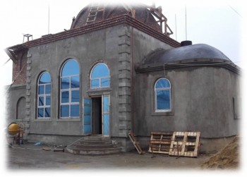 Строительство храма Божиего в тюрьме - Этап строительства храма к завершению.jpg