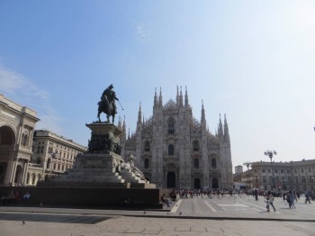 статуя на соборной площади, слева виден вход в галерею