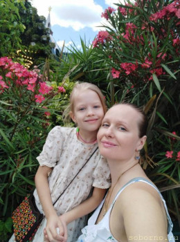 С дочкой Анечкой (благодаря которой создана эта тема) в тропиках в центре Москвы
