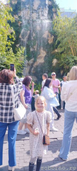 Водопад 8 метров на манежной площади Москвы